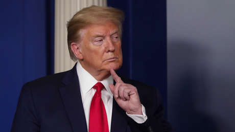 Trump firma la orden de suspender la inmigración a EE.UU. para garantizar que los estadounidenses sean los "primeros en la línea de empleo"