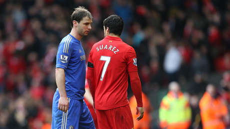 Excompañero de Luis Suárez revela su reacción en el vestuario tras morder a Branislav Ivanovic