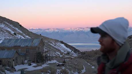 Un hombre se refugia del coronavirus en el 'pueblo fantasma' en el que gastó todos sus ahorros (VIDEO)