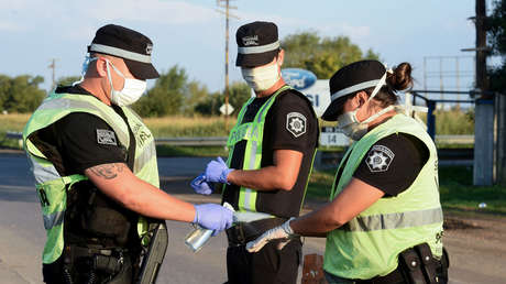 VIDEO: Una joven argentina viola la cuarentena y ataca a un policía con gas pimienta cuando la detienen