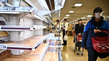 Un alcalde japonés crea polémica al decir que los hombres deberían ir de compras durante la pandemia porque las mujeres "se toman mucho tiempo"