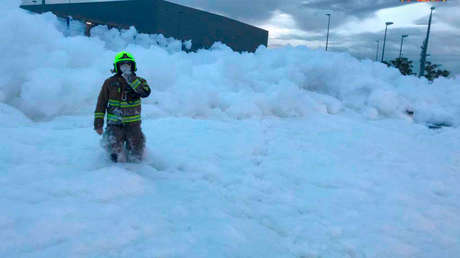 VIDEO, FOTOS: Una avalancha de espuma antiicendios atrapa a un trabajador en la ciudad española de Zaragoza