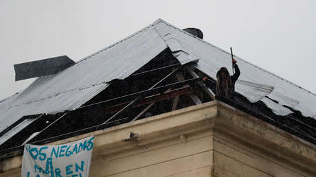 Un preso que había caído de un quinto piso durante un motín en Argentina da positivo por coronavirus