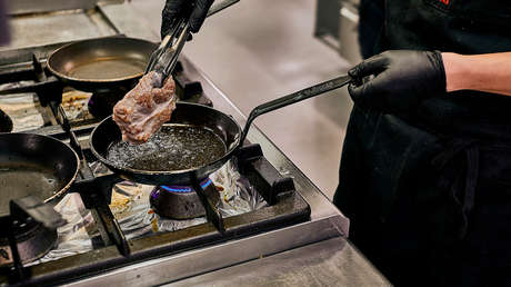 VIDEO: El descuido de un chef casi provoca un incendio en un programa de televisión