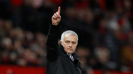 FOTOS: José Mourinho sale 'enmascarado' a repartir alimentos para los más necesitados durante la pandemia