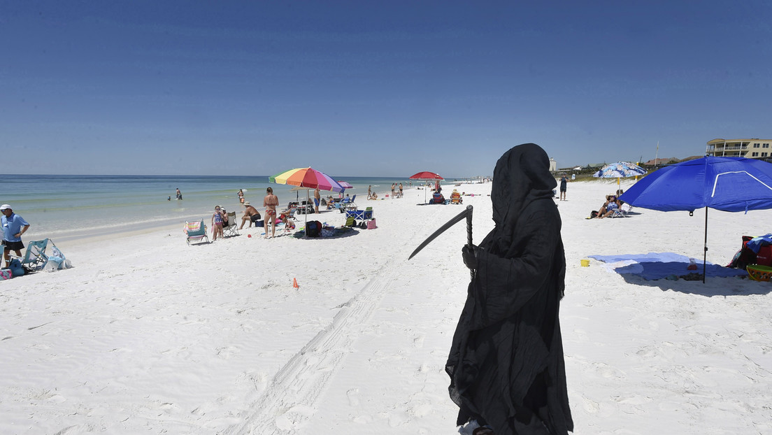 En una playa de EE.UU. aparece la 'muerte' e insta a mantener el distanciamiento social