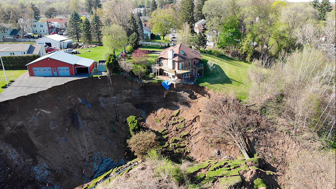 FOTOS: Un deslizamiento de tierra deja en Nueva York varias casas colgando al borde de un cráter