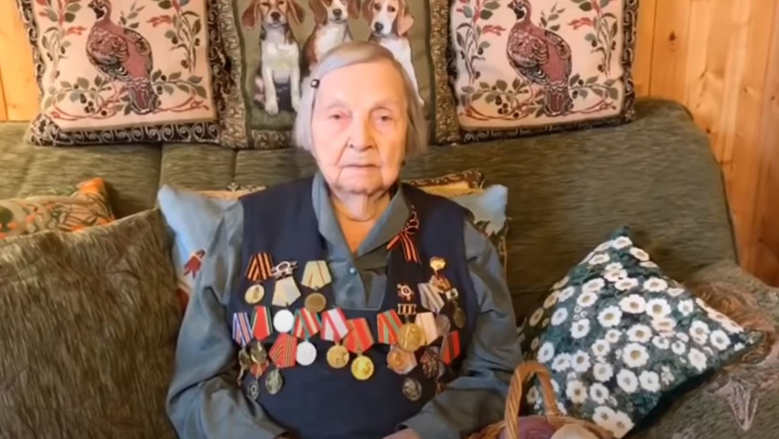 Una veterana rusa de 98 años abre un canal de YouTube y recolecta más de 26.000 dólares para ayudar a los médicos afectados por el covid-19