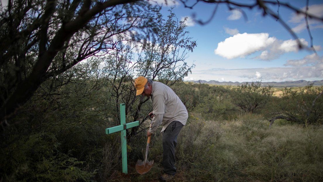 Encontrar restos y devolverles el nombre: Así es la labor de Armadillos, el grupo de búsqueda de migrantes desaparecidos en el desierto de Arizona