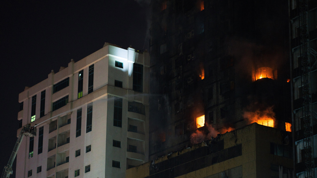 VIDEO: Se incendia un rascacielos en Emiratos Árabes Unidos
