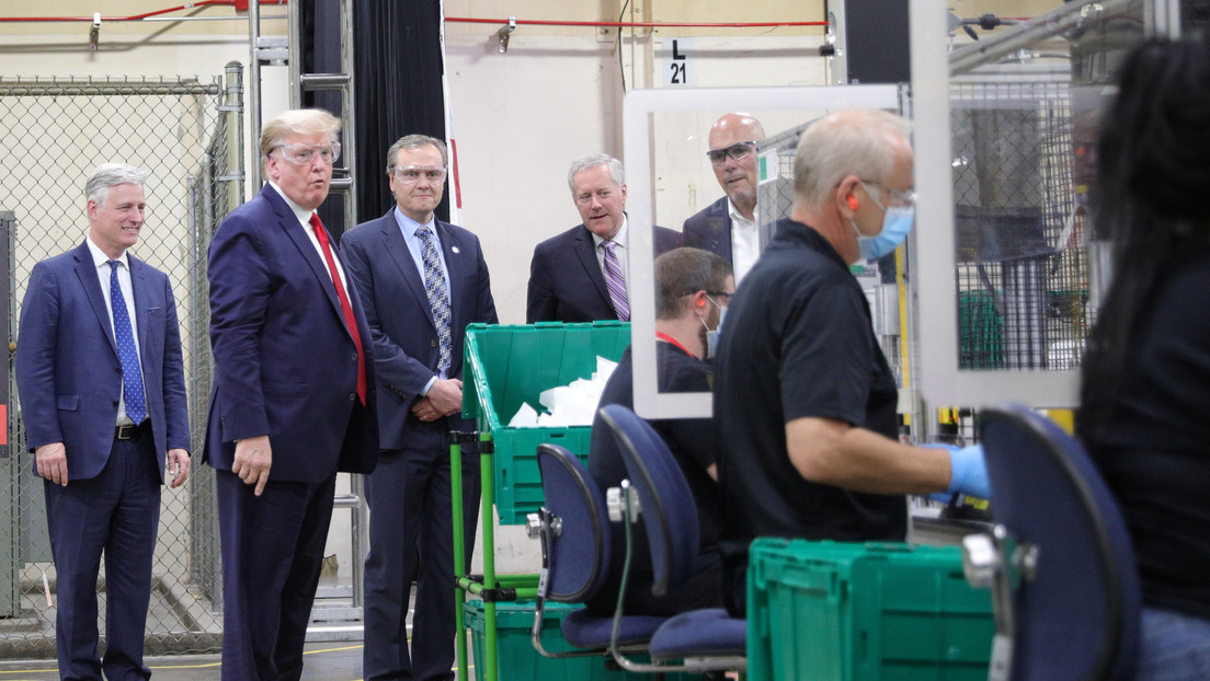 Trump viola el 'régimen de mascarillas' en una fábrica de producción de esos implementos de protección contra el coronavirus