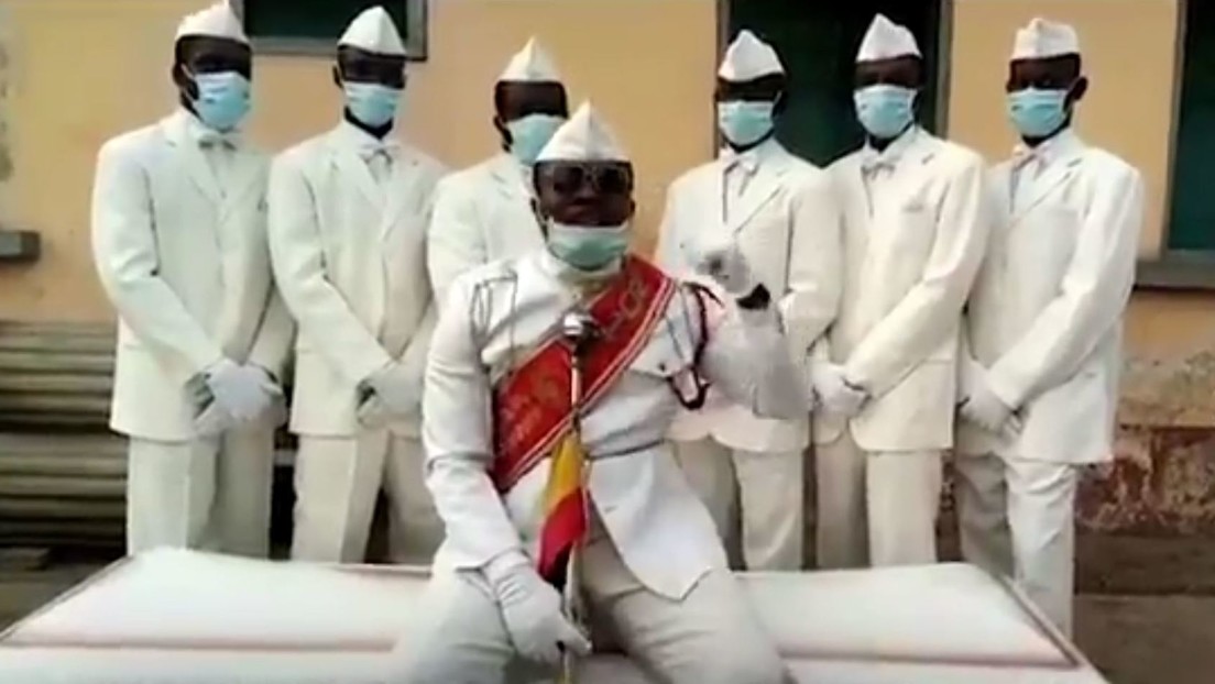 VIDEO: Los protagonistas del famoso meme que bailan con un ataúd agradecen la labor del personal sanitario durante la pandemia