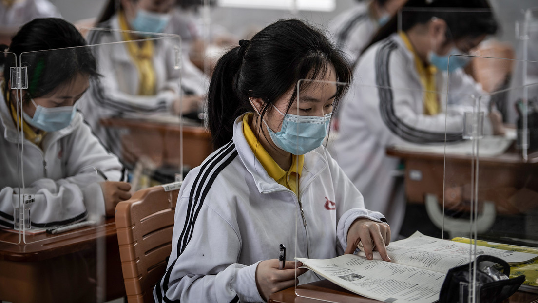 FOTOS: Alumnos de Wuhan vuelven a las escuelas por primera vez desde enero