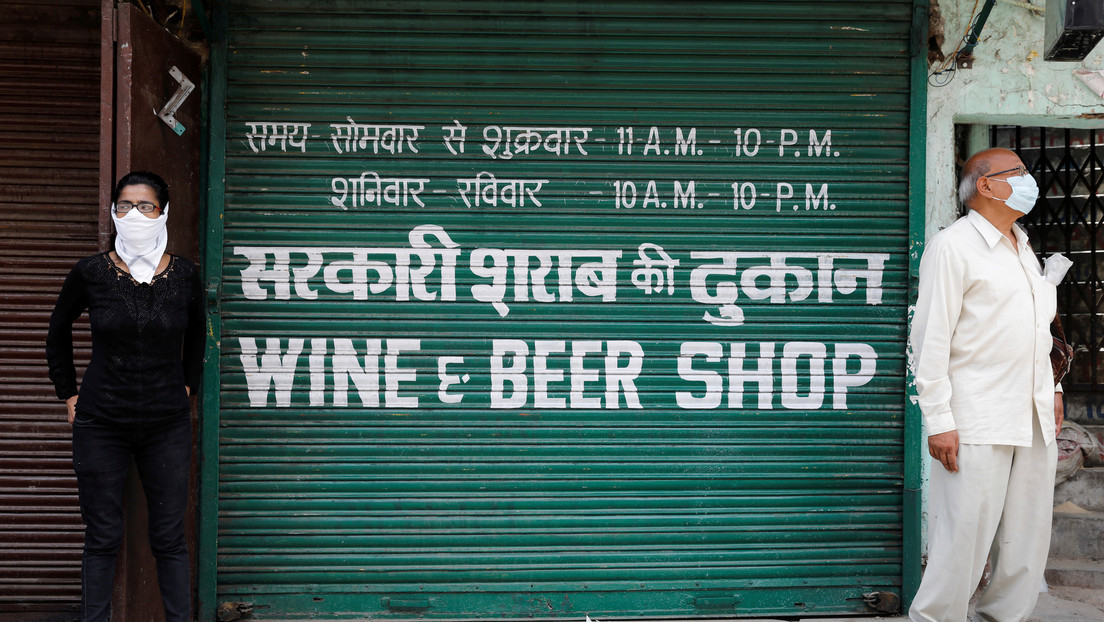 India lanza un sitio web de fichas para comprar alcohol y se cae en los primeros minutos