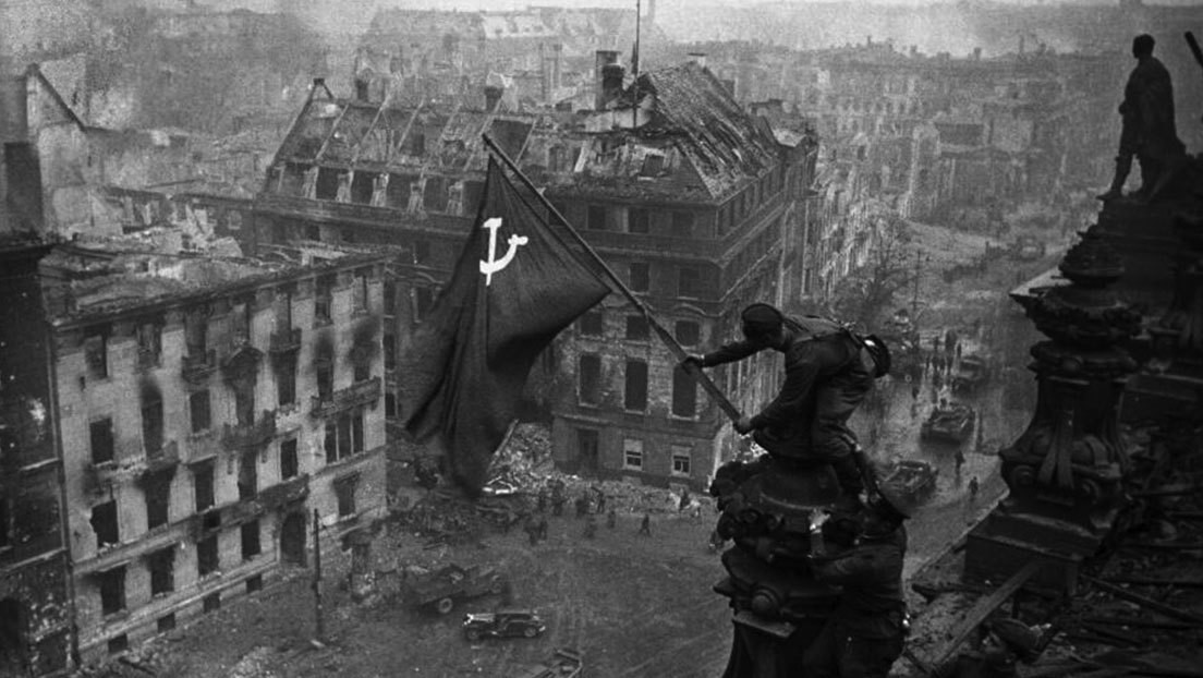 Facebook elimina publicaciones con la icónica imagen de la Bandera de la Victoria sobre el Reichstag