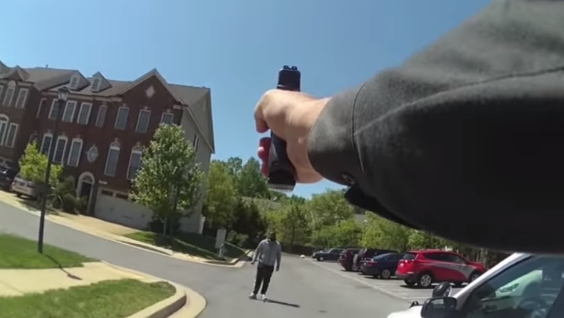 VIDEO: Momento en que un policía dispara 5 veces a un hombre que corrió hacia él con un cuchillo