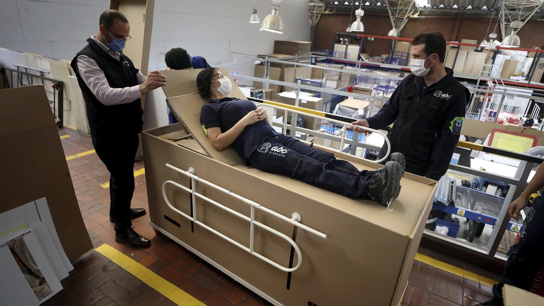 VIDEO: Una empresa colombiana diseña una cama hospitalaria de cartón que se transforma en un ataúd