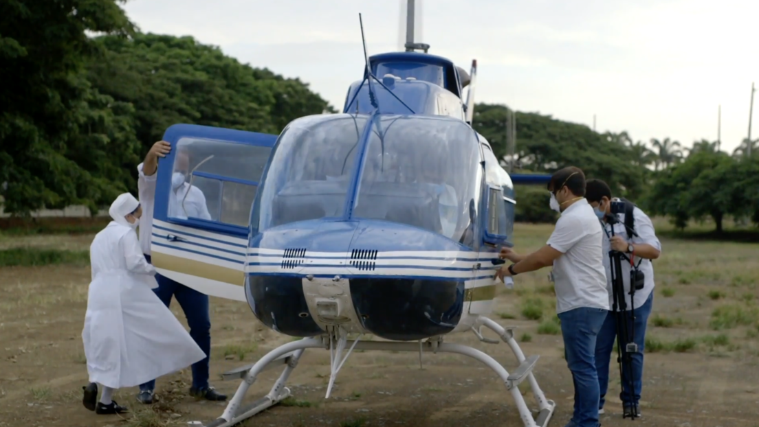 Una imagen de la Virgen María sobrevuela en helicóptero como parte de una peregrinación virtual en Guayaquil (VIDEO)