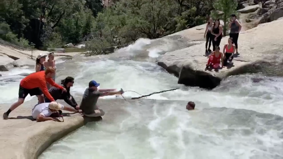 VIDEO: Policía fuera de servicio rescata a un excursionista atrapado en un caudaloso río en EE.UU.