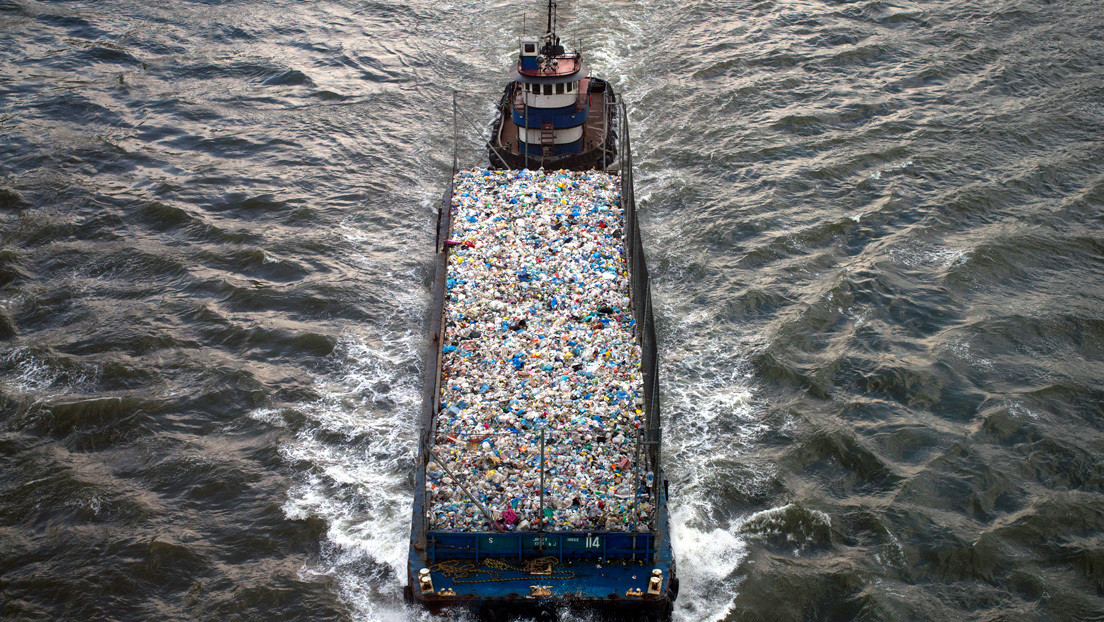 Montañas de basura en el corazón de Nueva York: visualizan la cantidad de basura de plástico que produce la humanidad (VIDEO)