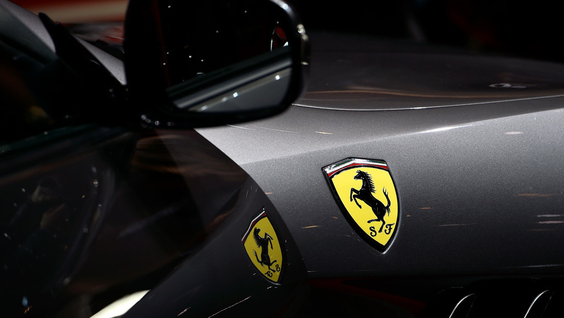 Ibrahimovic conduce ilegalmente un exclusivo Ferrari de 2 millones de dólares (VIDEO, FOTOS)