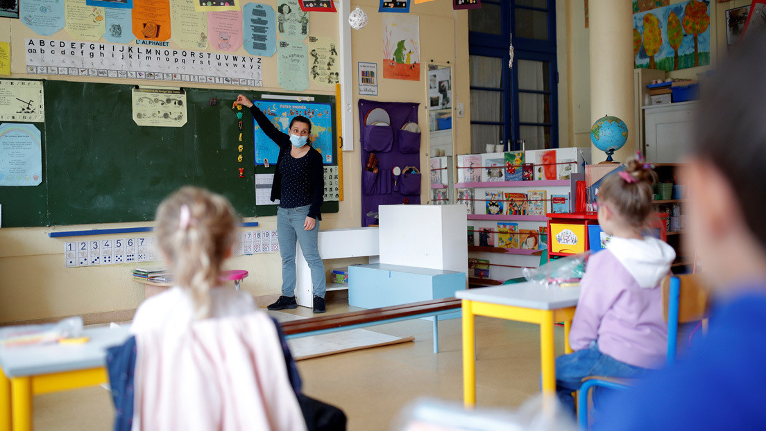 La foto de una guardería francesa con niños restringidos a jugar en espacios demarcados genera fuerte polémica