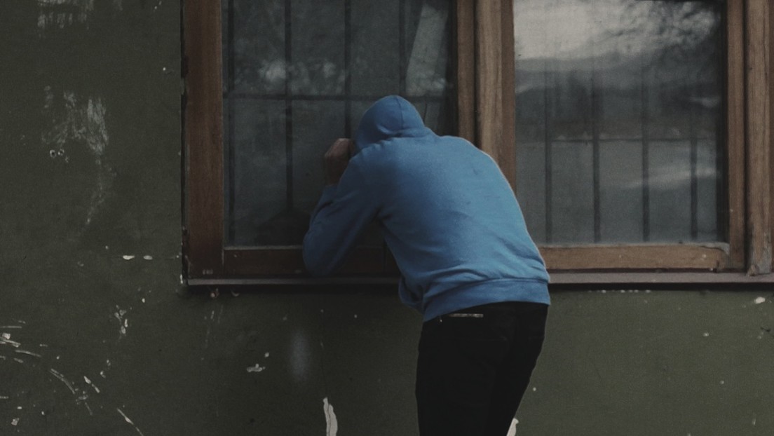VIDEO: El aterrador momento en que un desconocido entra en una casa y observa una adolescente dormida
