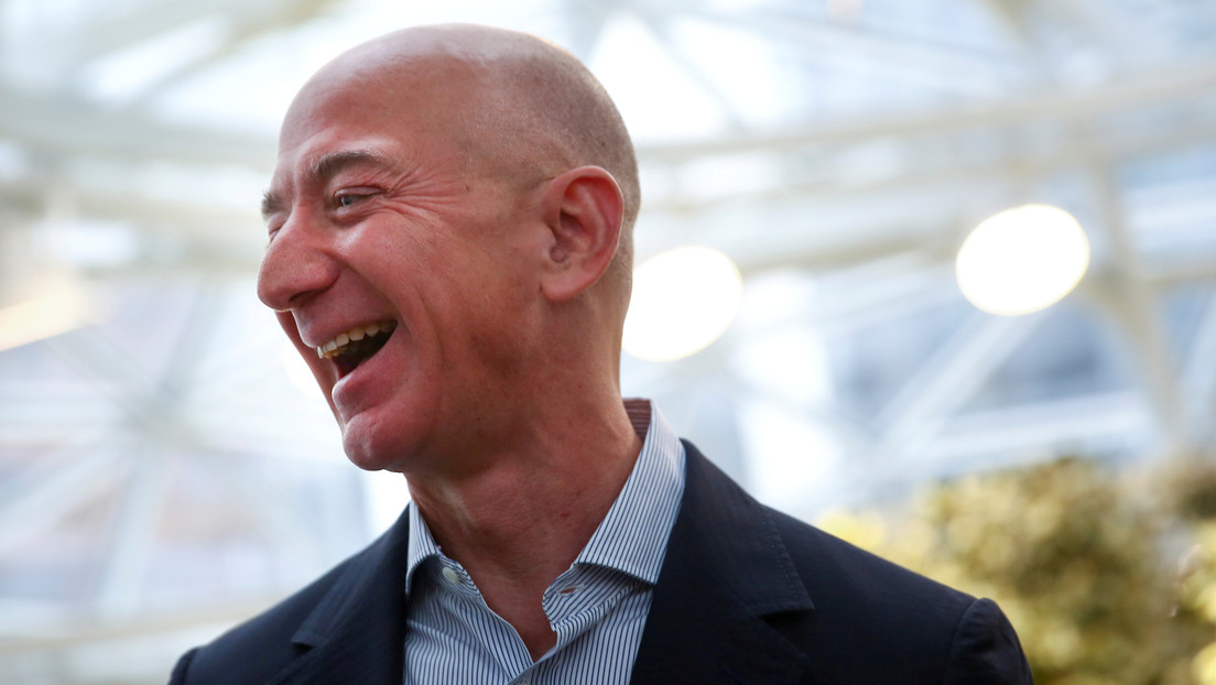 Jeff Bezos podría convertirse en el primer billonario del mundo para 2030, y la Red no tarda en reaccionar