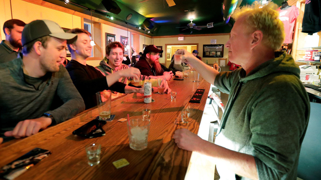 Wisconsin levanta el confinamiento social y sus bares se llenan de inmediato