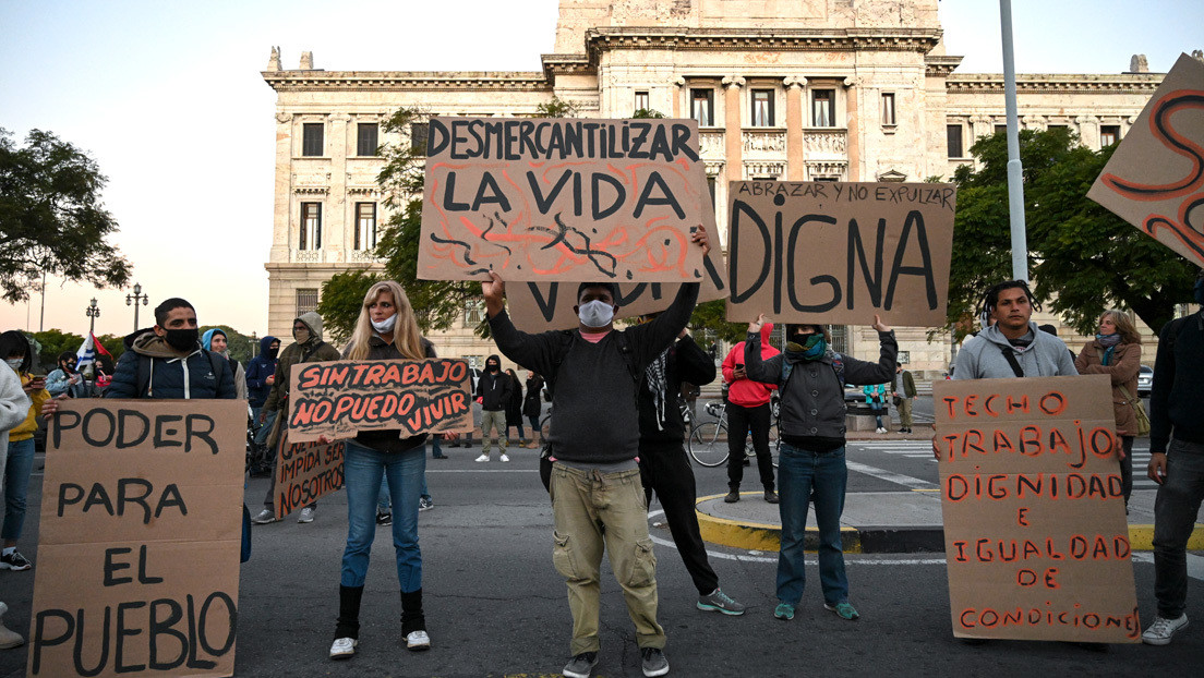 "Ataca a los más vulnerables": Cientos de personas se manifiestan en Uruguay contra una ley gubernamental