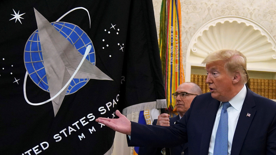 Trump presenta la bandera de la Fuerza Espacial de EE.UU. y revela su nuevo "súper dúper misil"