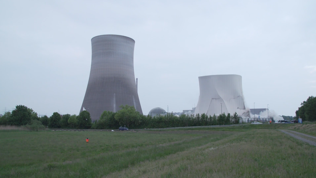 VIDEO: Así fue la espectacular demolición de las gigantescas torres de una planta nuclear inactiva en Alemania