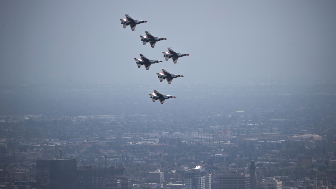VIDEO: Un caza de la Fuerza Aérea de EE.UU. evita una colisión durante una exhibición aérea