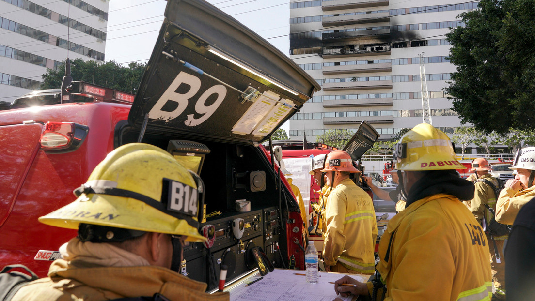 Una explosión en el centro de Los Ángeles hiere a varios bomberos e incendia varios edificios