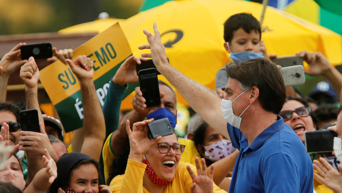 Bolsonaro saluda a partidarios y se toma fotos con niños en una manifestación en plena pandemia