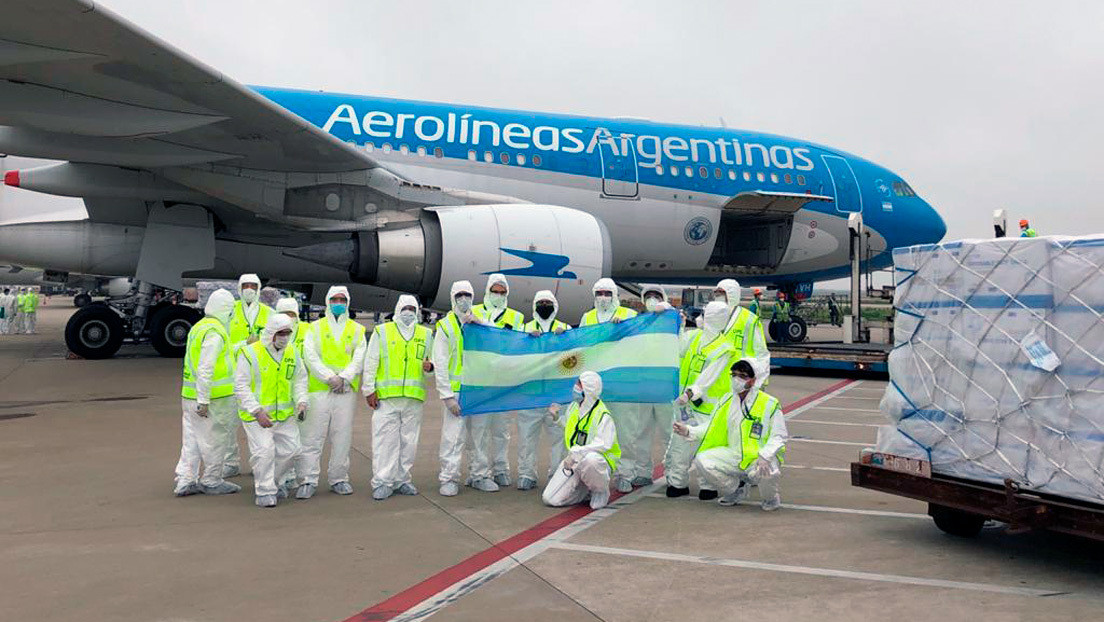 "La aeronave se convirtió en un carguero":  Así son los vuelos voluntarios de Argentina a China para recoger insumos sanitarios (VIDEO)