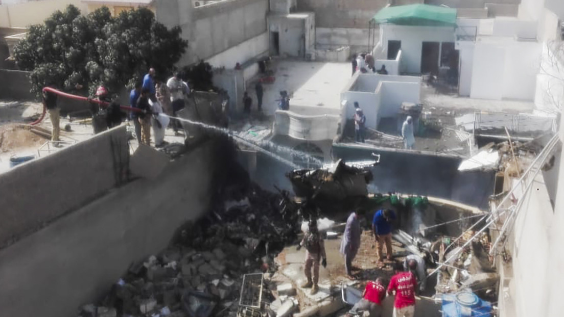 VIDEO: Primeras imágenes desde el lugar donde se estrelló un avión de Pakistán International Airlines con 99 personas a bordo
