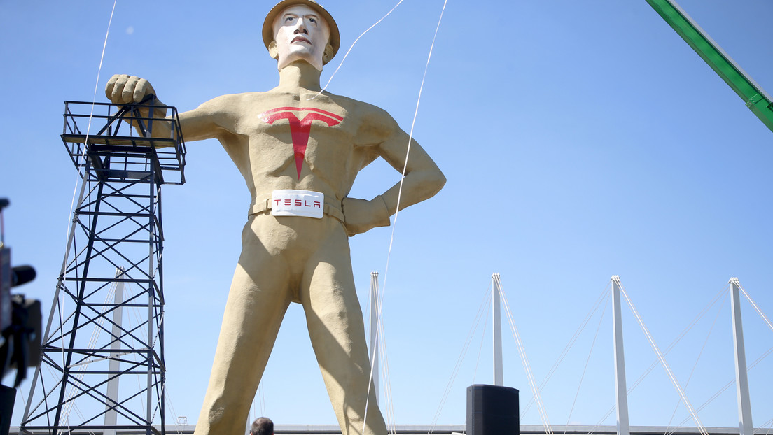 Develan en EE.UU. una estatua de 22 metros de Elon Musk