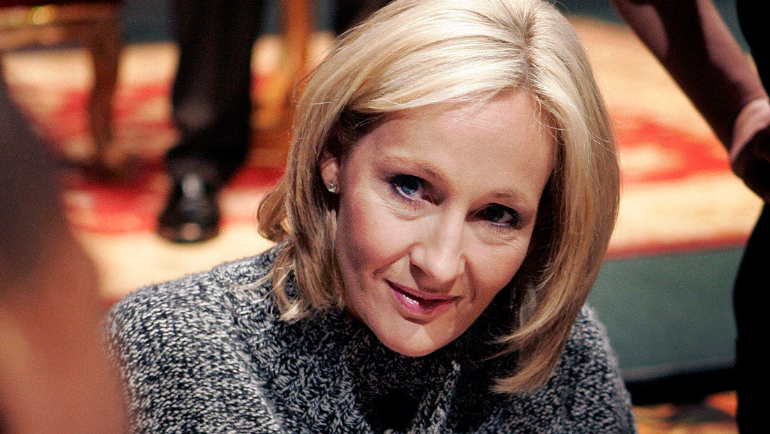 J.K. Rowling ofrece pagar por un año el sueldo del empleado público que criticó a Boris Johnson