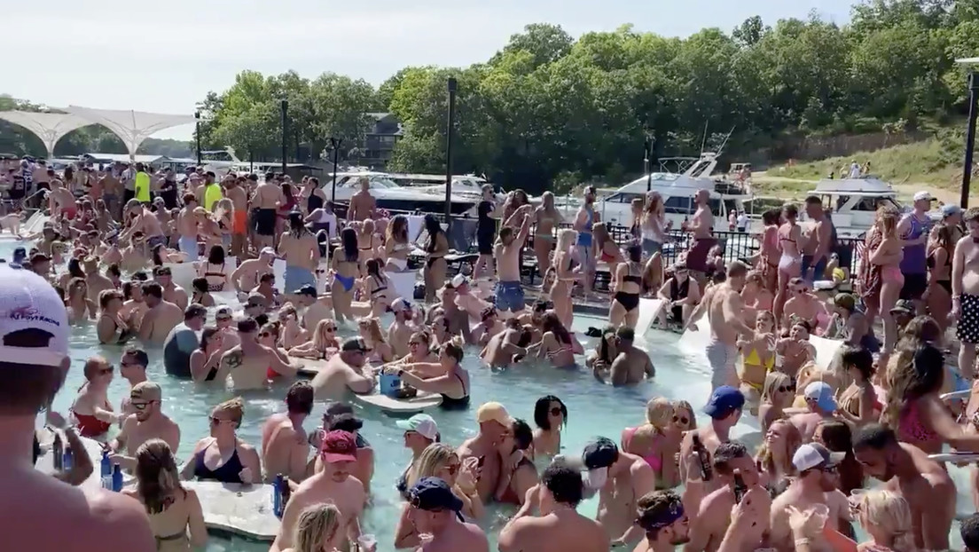 VIDEOS: Cientos de personas asisten a una fiesta en una piscina en plena pandemia en EE.UU.