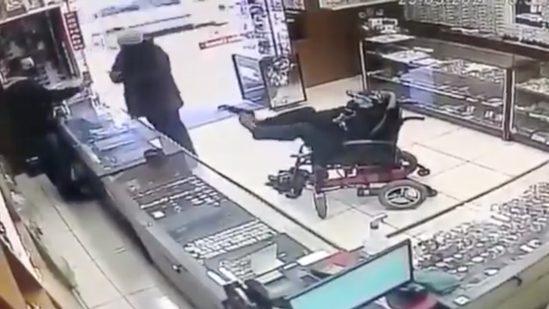 VIDEO: Un hombre manco intenta asaltar una joyería en Brasil sosteniendo su arma con los pies