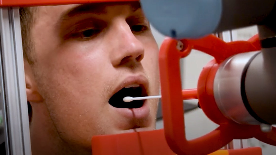 "Todas las bocas son diferentes": Inventan un robot que toma muestras para la prueba del covid-19 (VIDEO)