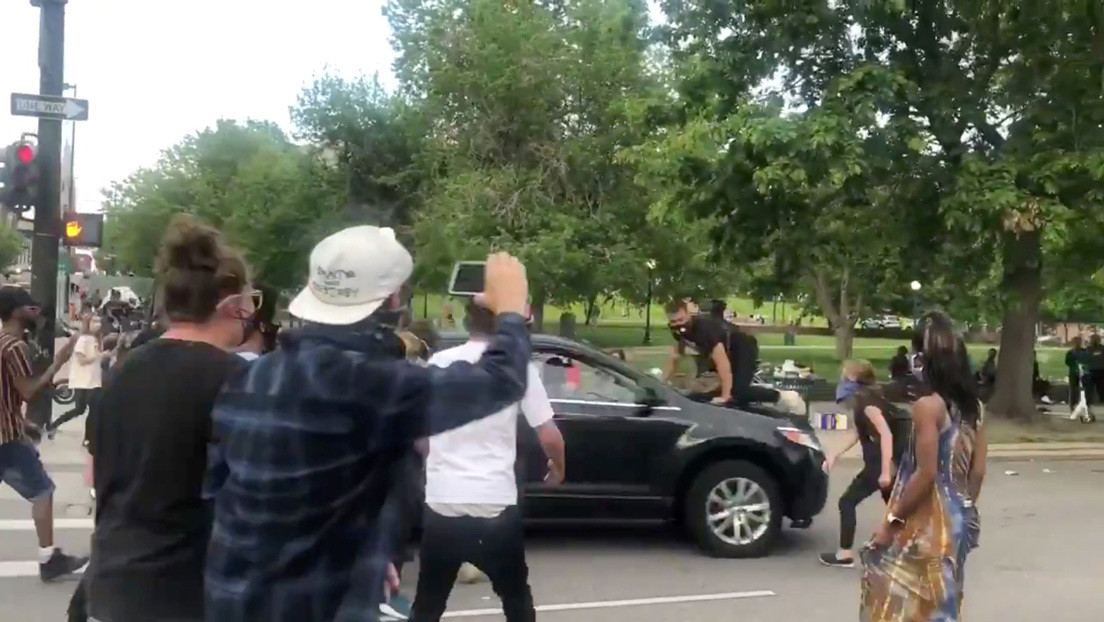 EE.UU.: Un coche embiste a un manifestante durante una protesta por la muerte de George Floyd (VIDEO)