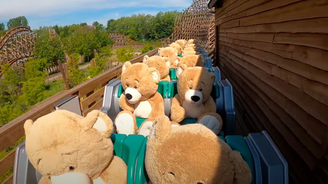 VIDEO: Una veintena de osos de peluche 'se divierten' en un parque temático en plena cuarentena