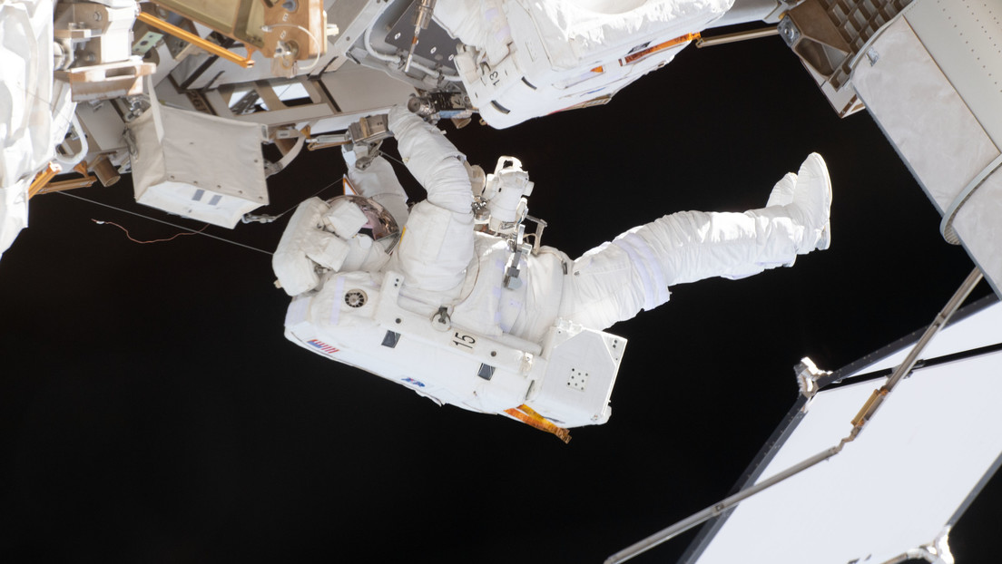 Un astronauta explica por qué no es posible silbar cuando se lleva un traje espacial