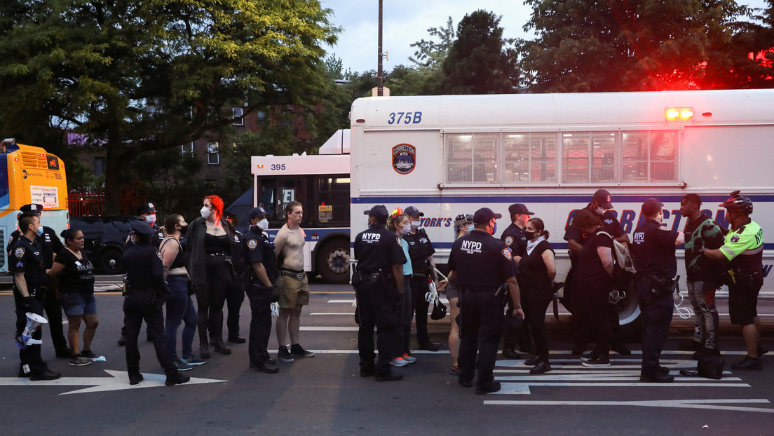 Cerca de 200 manifestantes arrestados tras incendiar un patrullero e intentar ingresar a un cuartel policial en Nueva York (VIDEOS)