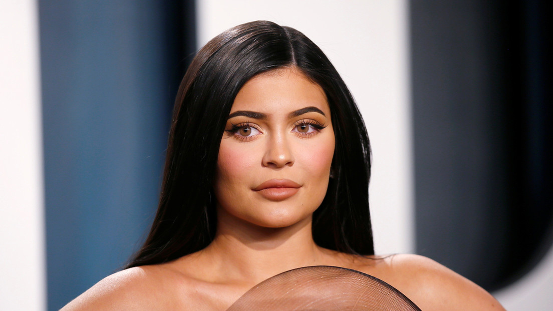 Forbes le arrebata a Kylie Jenner el título de multimillonaria y la acusa de propagar una "red de mentiras"