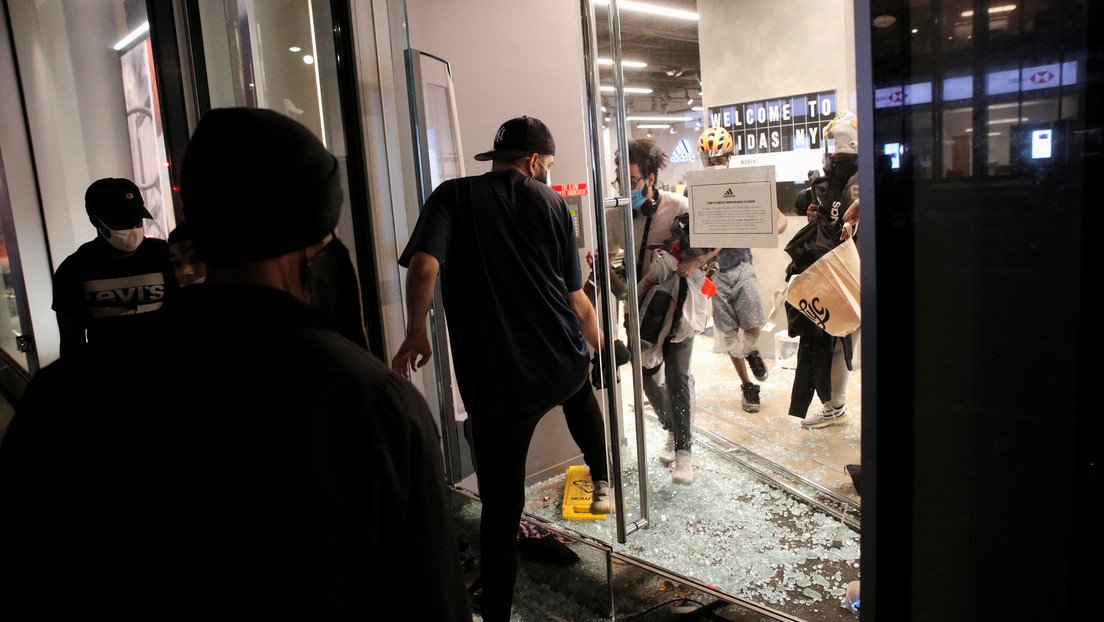 "¡Feliz Navidad!": Saqueadores arrasan tiendas en Nueva York en medio de las protestas (VIDEO)