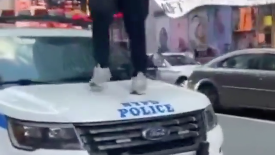 Ataques en grupo y embestidas con coches: Nuevos videos de brutalidad policial durante protestas en EE.UU.