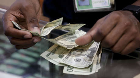 Un hombre en EE.UU. entrega por error dos bolsas con cocaína mientras realiza un depósito bancario